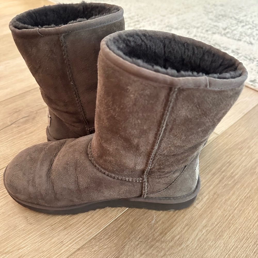 UGG short boot, size USA 6 (fits like women’s 8) , color- brown
